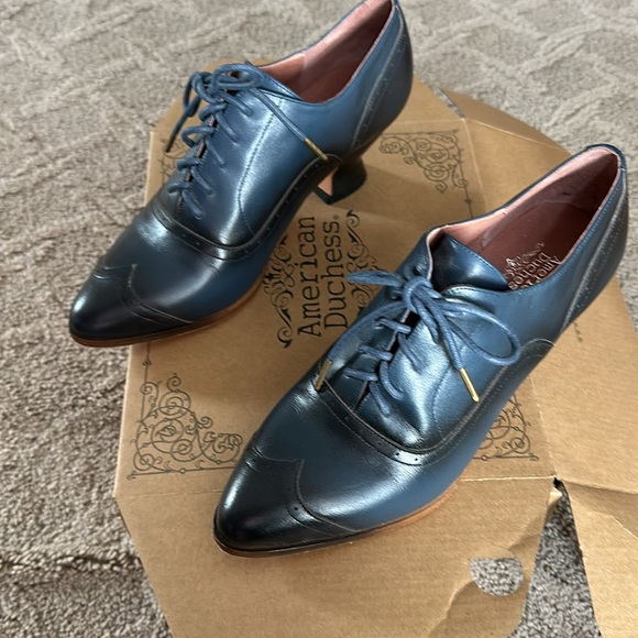 The Londoner by American Duchess oxford leather shoe. Size 7 Navy. Barely worn. - Picture 8 of 8